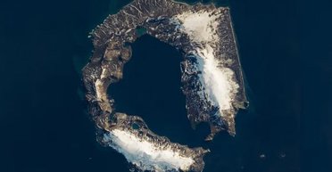 На Землі є місце, де можна плавати в активному вулкані: де воно розташоване (фото)