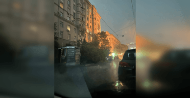 Харків накрила гроза з градом: бурею повалило дерева, є загиблі та травмовані (відео)