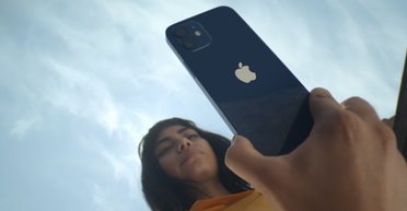 Ціна помилки: жінка заплатила, щоб проскочити чергу для купівлі Iphone за $100 тисяч
