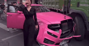 Китаянку звинуватили в лицемірстві через відмову від компенсації за потрощений Rolls-Royce