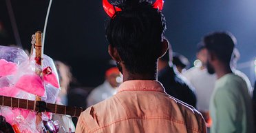 Розмахував вилами: вчителя в костюмі Сатани відсторонили від занять (фото)