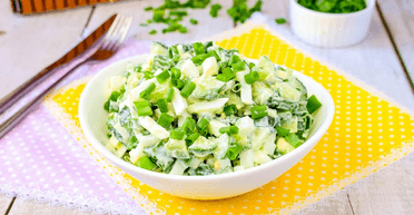 Класичний салат із зеленою цибулею та яйцем: освіжаючий смак літа