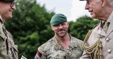 "Убийственная улыбка": солдат, с которым встречался король Чарльз, стал звездой соцсетей