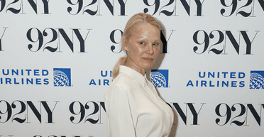 Без макіяжу та прикрас: Памела Андерсон на премʼєрі свого нового фільму (фото)