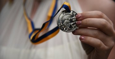 Не отражает качества образования: ВРУ отказалась оплачивать золотые медали для выпускников (видео)