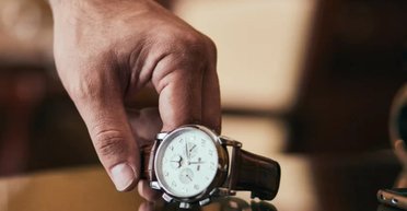 Дівчина розповіла, що її хлопець живе з "невірним" часом і не переводить годинник