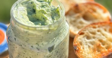 Часникове масло: як швидко приготувати смачнючу намазку