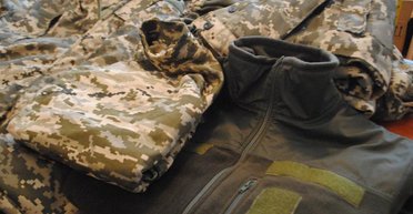 Разница в три раза: нардеп показал цены на куртки ВСУ, приобретенные Минобороны (фото)