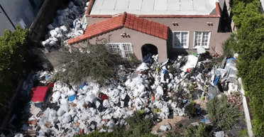 Будинок, оточений горами сміття, викликає занепокоєння жителів елітного району (відео)