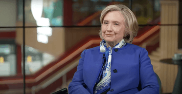 "Смеются даже росСМИ": Хиллари Клинтон отреагировала на интервью Карлсона с Путиным (видео)