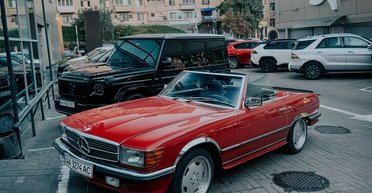 Яркая звезда 80-х: в Киеве заметили редкий заряженный спорткар Mercedes-AMG (фото)