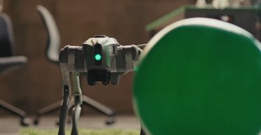 ИИ впервые взял под контроль робота-собаку: что он заставил его делать (видео)