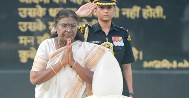 Вертолет президента Индии застрял в бетоне после приземления (видео)