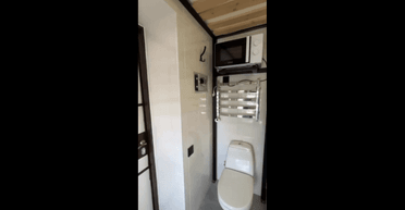 У Львові квартиру з мікрохвильовкою над унітазом здають за 5000 грн на тиждень (відео)