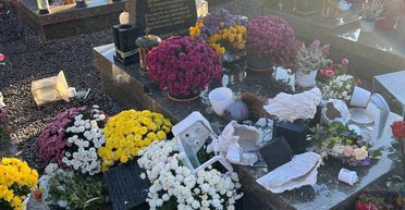 Вандалы разбили более двух десятков почетных захоронений погибших военных во Львове (фото)