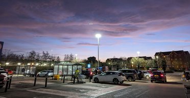 Хотіла запам'ятати захід сонця: жінка випадково сфотографувала НЛО поруч із магазином (фото)