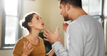 Попалась на зраді: жінка переплутала джинси коханого зі штанами іншого чоловіка