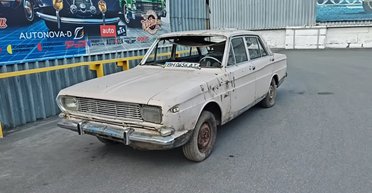 Служил детской площадкой: в Украине обнаружили заброшенным винтажный Ford 60-х (видео)