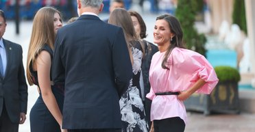 Королева Летиція зʼявилася у ніжно-рожевій блузці з ременем за 44 фунти стерлінгів (фото)