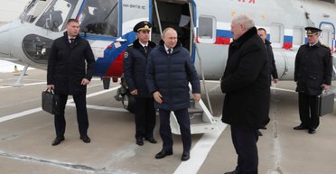 Онколог і моряки з "ядерною валізкою": ЗМІ розповіли, хто супроводжує Путіна на зустрічах