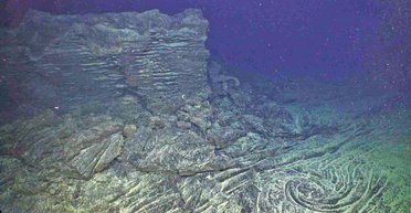 Один из самых активных вулканов Тихого океана играет в прятки: что он вытворяет