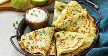 Сытное блюдо на ужин: рецепт блинов на кефире с луком и шкварками