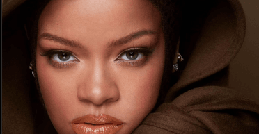 Ріанна приміряла хустку українського бренду (фото)