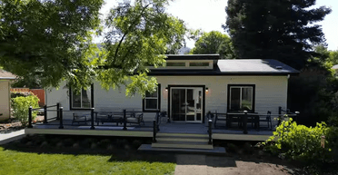 Пара не потянула жилье мечты за миллионы, но построила собственное прямо во дворе родителей (фото)