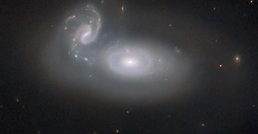 На новому знімку телескопа Габбл дві галактики заплуталися у "волоссі цариці": що відбувається (фото)