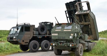 У мережі з'явилися кадри удару касетним HIMARS по російському полігону (відео)