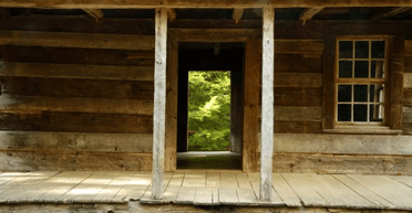 Жінка, яка відпочивала сама у горах, "зустріла" на порозі невідому постать