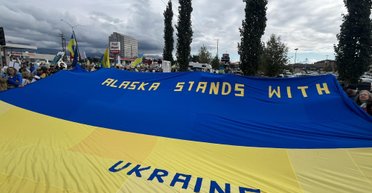 "Никогда больше России": на Аляске проходит массовый митинг перед встречей Путина и Трампа (видео)