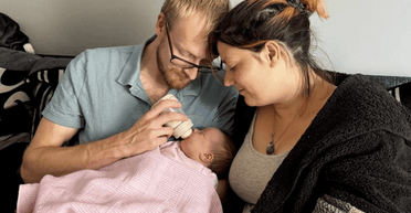 Ніхто не помітив: чоловік врятував життя дружини поцілунком (фото)