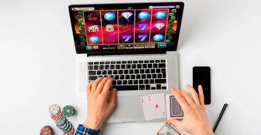 Около 6,5 тыс. госслужащих задекларировали выигрыши в казино или лотереях за 2023 год, — расследование