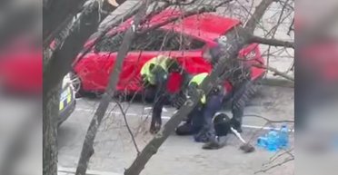 В Киеве полицейские повалили на землю ветерана войны с протезом ноги, — соцсети (видео)