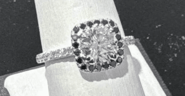 Мужчина потерял бриллиантовое кольцо за $10 тыс. всего за мгновение до предложения руки и сердца (фото, видео)