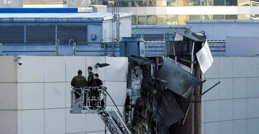 Уламки лежать на асфальті: ЗМІ показали наслідки нічної атаки БПЛА на Москву (фото, відео)