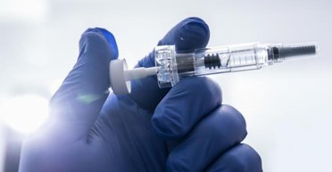 Вместе с Африкой. Как Украина оказалась в самом хвосте мировой очереди на вакцину от коронавируса