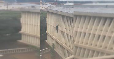 Понадобилось несколько секунд: вор совершил дерзкий побег с третьего этажа здания суда (видео)