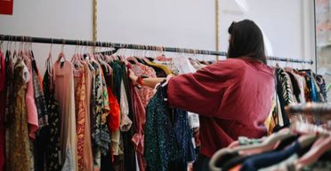 Девушка "сорвала джекпот" в секонд-хенде: работники не знали настоящую цену (фото)