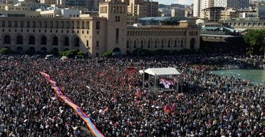 У Вірменії протестувальники дали Пашиняну годину на те, щоб піти у відставку, — ЗМІ (відео)