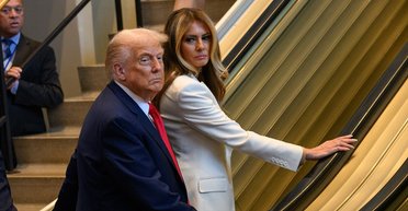 Трамп із дружиною застрягли на ескалаторі в штаб-квартирі ООН: момент потрапив на відео