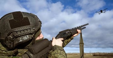 "Призначають машини супроводу": ЗС РФ змушують бійців збивати дрони "калашами", — офіцер ЗСУ