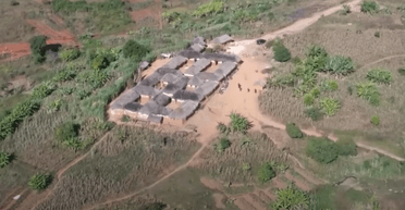 Особлива сім'я: чоловік побудував невелике село для 16 дружин і 104 дітей (відео)