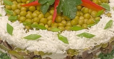 Порадуйте коханих: рецепт ситного і красивого салату "Валентин" (відео)