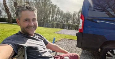 Из-за стресса британский врач продал все имущество и отправился в путешествие в кемпере (фото)