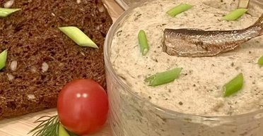 Кулінарний шедевр за кілька хвилин: рецепт паштету зі шпротів