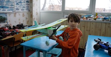 Третьеклассник из Черкасской области собрал самолет: двигатель взял в российском трофейном дроне (видео)
