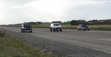 Тюнінгований Suzuki Jimny порівняли з культовим французьким хетчбеком на прямій (відео)
