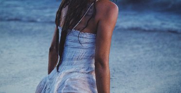 Меган Фокс показала очередную пляжную фотосессию в белом мини-платье